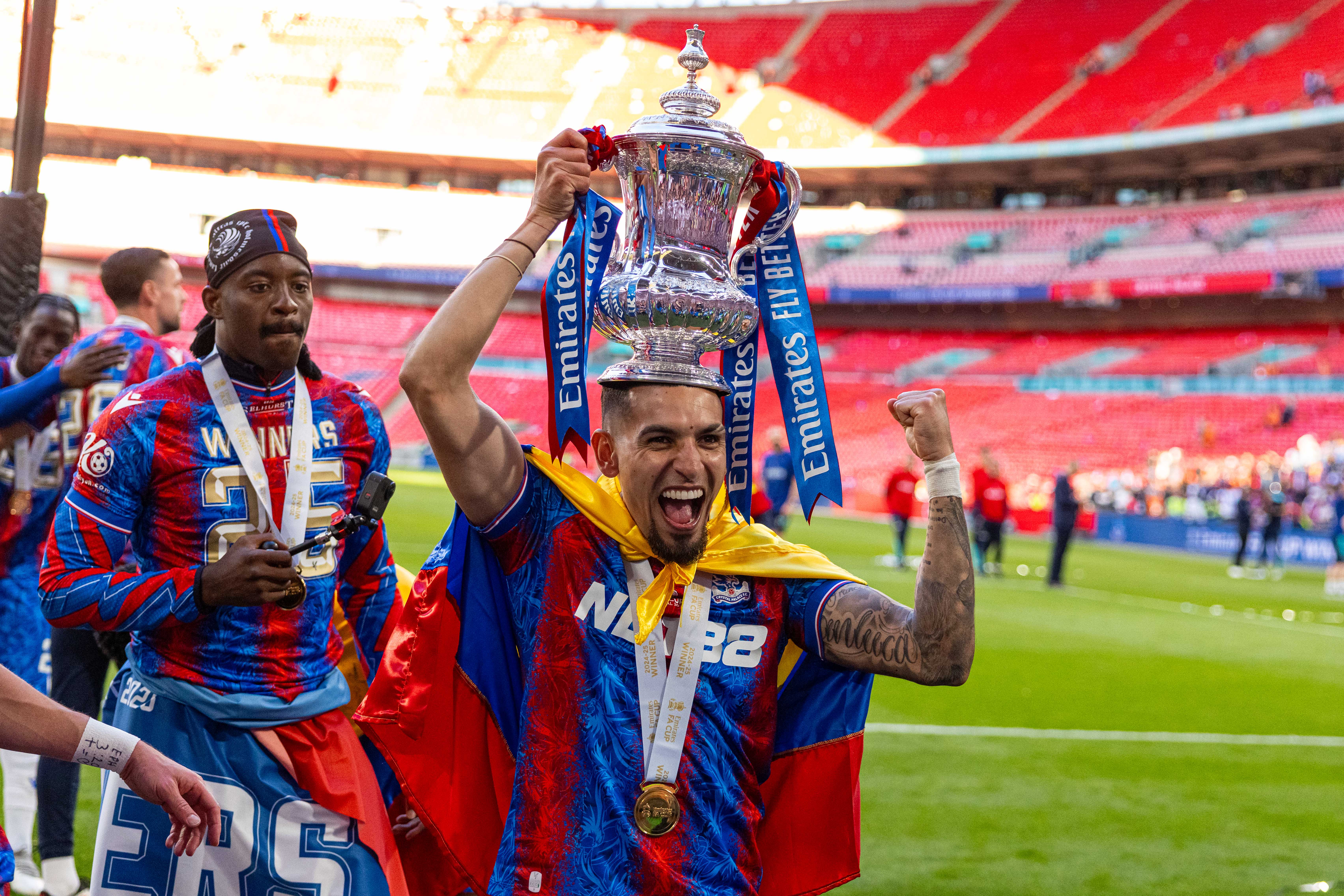 英格兰中场选手帮助球队取得胜利