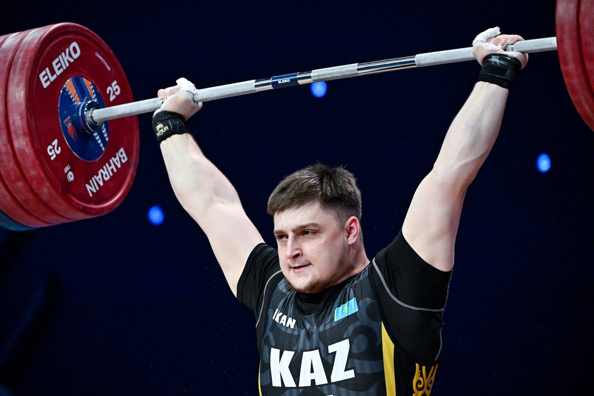 俄罗斯举重选手力挫对手夺冠 俄罗斯举重选手力挫对手夺冠