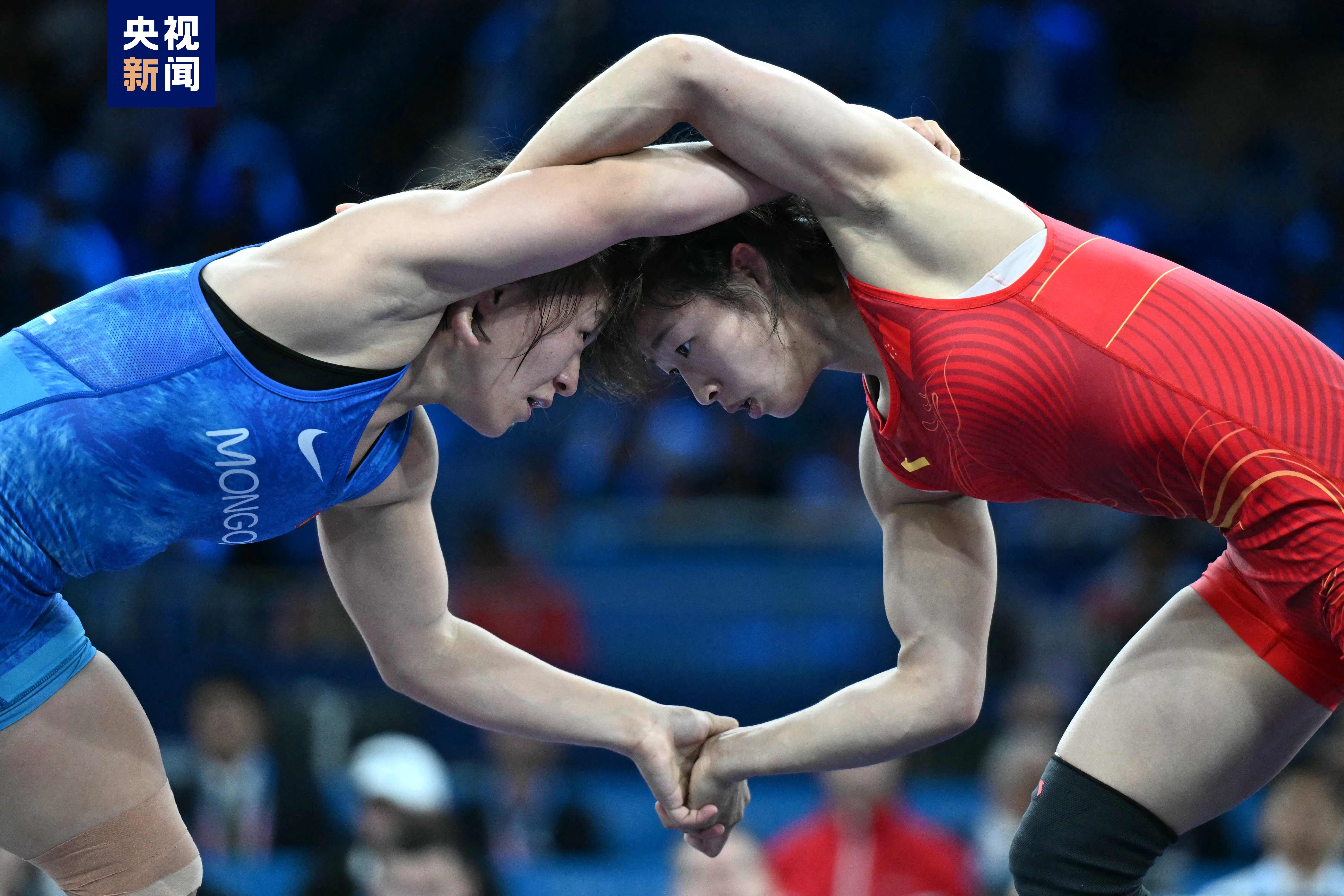 运动员们在比赛中取得紧张胜利