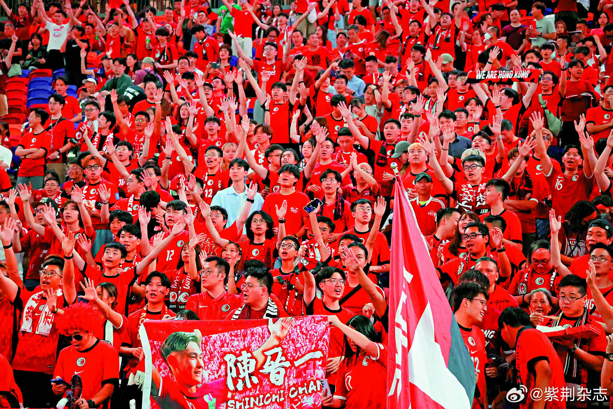 球队新一场比赛赢得观众掌声