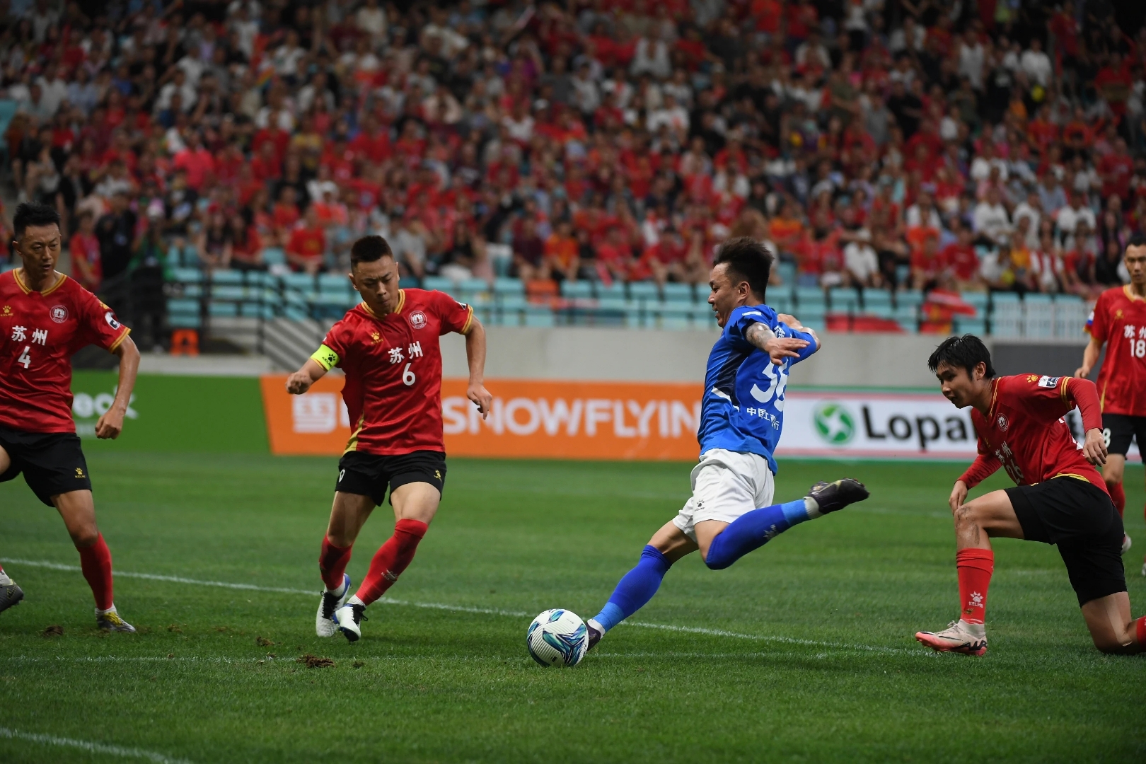 球队新一场比赛赢得观众掌声