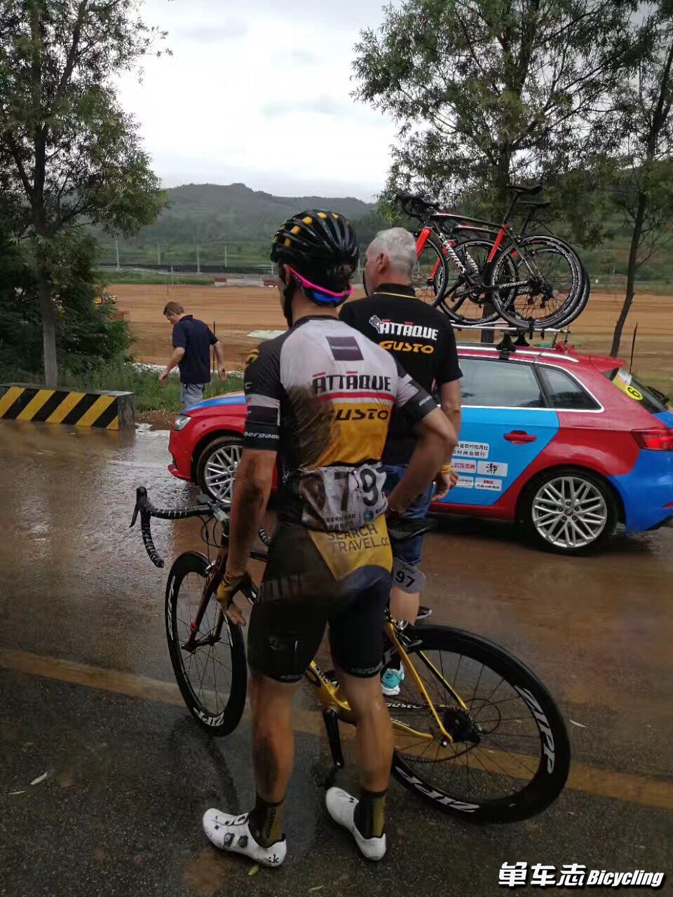 比赛中出现争执，裁判介入调解