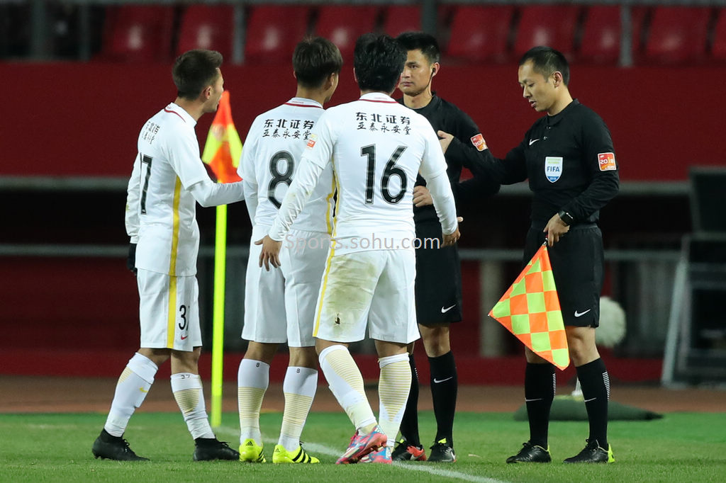 比赛中出现争执，裁判介入调解