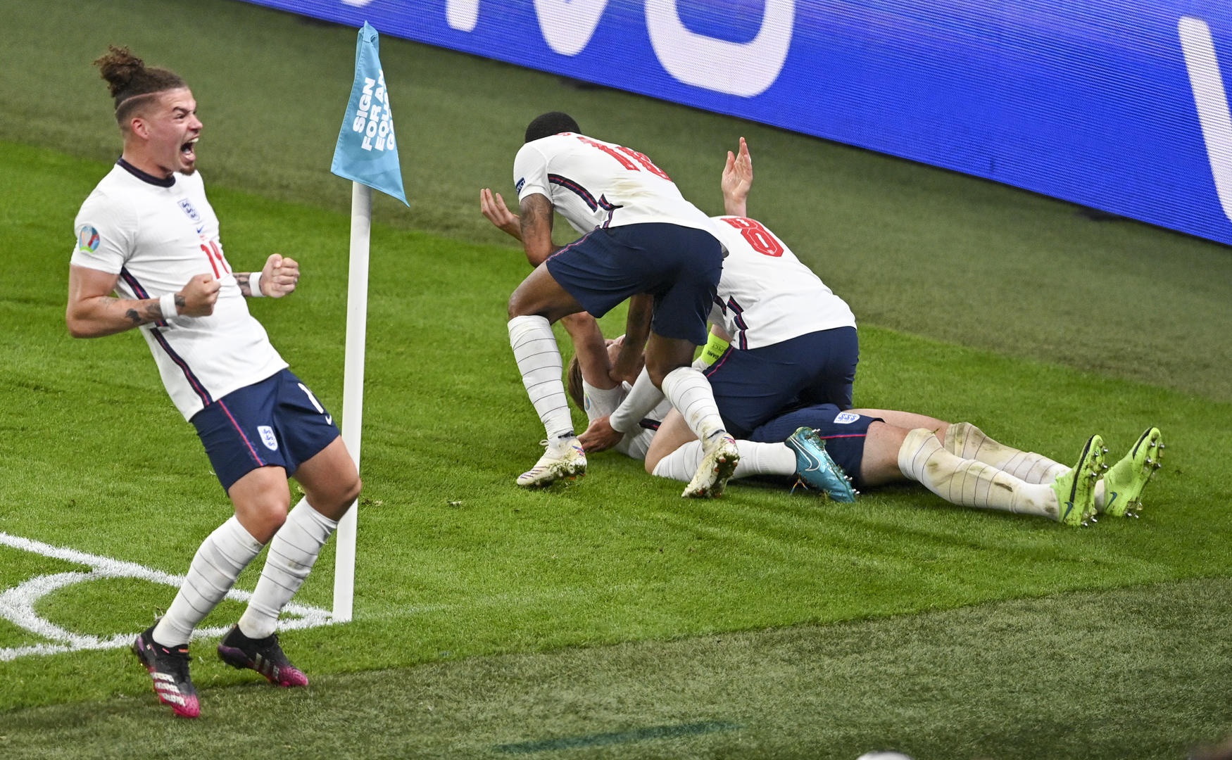 包含英格兰足球队打出精彩进球，展现实力风采的词条