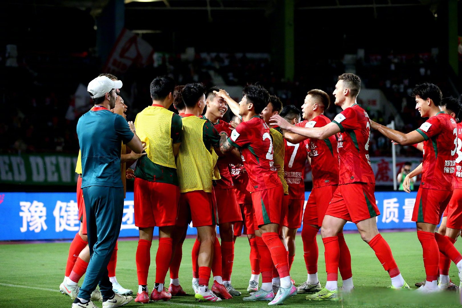 关于热血奋战惊艳斗志，博得球迷阵阵喝彩的信息