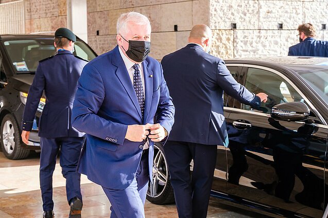 包含斯洛伐克队险胜立陶宛，保持团结的词条